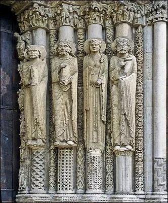 De quel style sont les socles des statues du portail royal de la cathdrale de Chartres ?