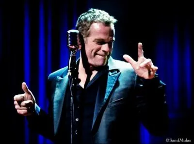 Que fait  le monde entier , dans la chanson  Le jour se lve  interprte entre autres par Garou, quand  il est bientt 5 heures  et que  le jour se lve sur ma peine  ?