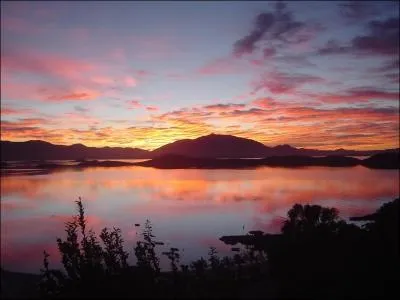 Dans l'album  Enfant de la ville , la chanson  La nuit  commence ainsi : a commence par un moment de flottement quand le soleil recule; un parfum d'hsitation qu'on appelle crpuscule. Qui chante ?