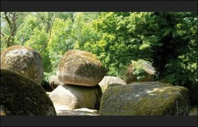 Ici, vous verrez une curiosit gologique, un chaos de rochers granitiques, peut-tre serez vous surpris par un farfadet. Mesdames prouvez votre fidlit  votre poux en bougeant la pierre, o ê