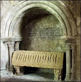 A quelques mtres de mon glise Saint-Pierre, vous pourrez admirer une curieuse fontaine. A l'intrieur de l'glise, le tombeau de Pierre de Saine-Fontaine, vous tes  :