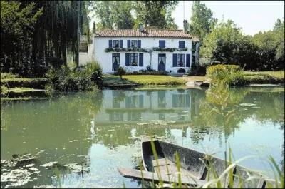 Vous y visiterez la Maison du Marais poitevin pour dcouvrir l'anglique et le ragondin, les conches, la pigouille et les plates n'auront plus de secrets pour vous, vous tes  :