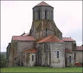 Mon glise Saint-Pierre prsente un clocher octogonal, le choeur possde une piscine gothique avec un lavabo  rserve d'eau, la faade montre un cavalier, je suis :