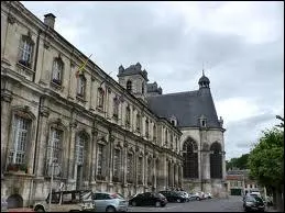 Nous sommes maintenant dans la ville de Saint-Mihiel. Quel nom donne-t-on  ses habitants ?