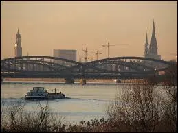 Quel fleuve traverse Hambourg ?