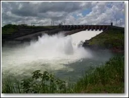 O se situe le barrage d'Itaipu ?