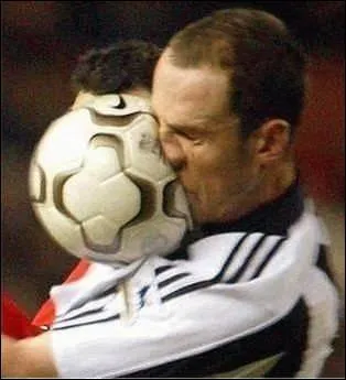 Quels doivent tre le diamtre et le poids d'un ballon de football officiel ?