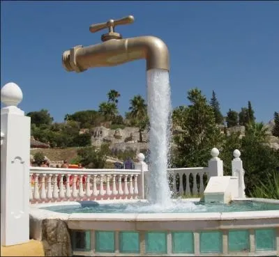 En 2004, quelle tait la consommation domestique moyenne d'eau par habitant et par jour en France ?