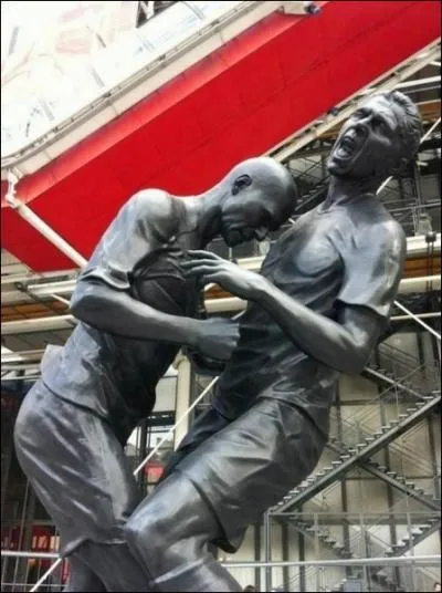 Peu avant le fameux coup de tte de Zidane au thorax de Materazzi, Zidane lui a dit :  Si tu veux vraiment mon maillot, je te le donne aprs le match , mais que lui a rpondu Materazzi :