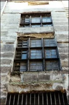 La vieille maison a des fentres  petits ... . . tenus par des ... . de bois.