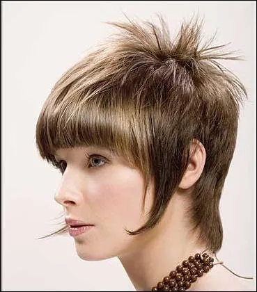 Que font, malgr une taille en brosse, les cheveux rebelles ? Ils sont ... .