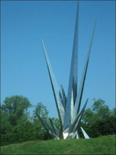 Quelle pithte convient au crayon bien taill,  la flche de la cathdrale ?