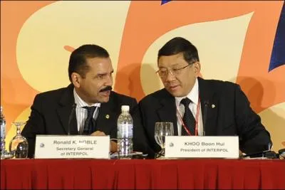 Actuellement, dans l'ordre, qui sont le prsident et le secrtaire gnral d'Interpol ?