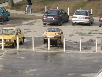 Pour quitter sa place de parking, ce conducteur doit ... .