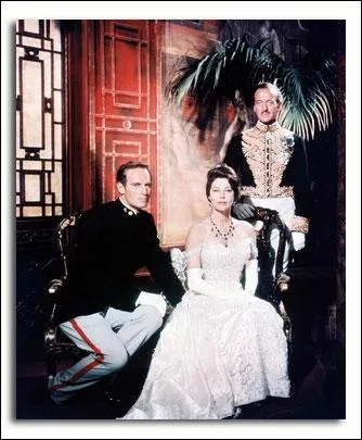 Charton Heston, Ava Gardner et David Niven sont assiégés pendant la révolte des Boxers.