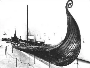 Ce drakkar enfoui dans le fjord d'Oslo fut retrouv en 1903, dans un tat dlabr. Le voil reconstitu. Que dira-t-on des flancs de cette barque de gala d'une reine du Nord ?