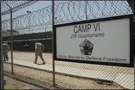 Sur le territoire de quel pays se trouve la base militaire américaine très connue de Guantanamo ?