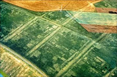 O pouvez-vous visiter les ruines d'un des thtres gallo-romains, l'un des plus grands de France avec ses 116 mtres de diamtre. D'avion, on voit trs bien les rues de la ville antique ?