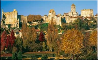 Jolie cit baigne par la Vienne, j'offre les restes de pas moins de cinq chteaux et ma merveilleuse glise romane Saint-Pierre, qui suis-je ?
