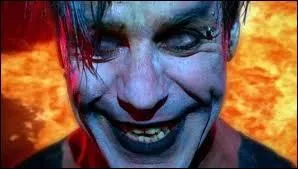 Savez-vous accorder correctement au datif ? Compltez :  Aide-moi  se dit en allemand  Hilf...  .