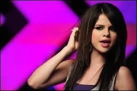 Pendant tout le clip, elle ne porte pas de ... . .