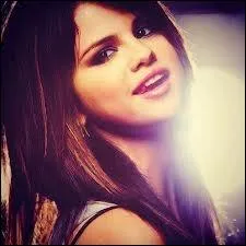 De quelle couleur est sa jupe ?