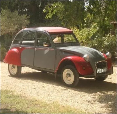 A quel chanteur appartient cette   deudeuche   bicolore,  laquelle il tient beaucoup, et qui lui a t vol rcemment  l'Isle-sur-la-Sorgue prs d'Avignon ?