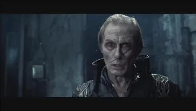 Qui lui a coup la tte ?