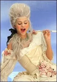 Quand elle est  la plage, il y a un homme avec Selena. Cet homme a les cheveux :