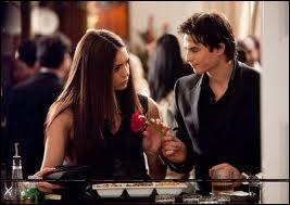 Dans quel pisode Damon et Elena se rencontrent-ils pour la premire fois ( enfin pour ce qu'elle croit tre la premire fois) ?