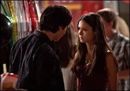 Dans le dernier pisode de la saison 3, que dit Elena en parlant de Damon ?