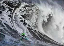 Une vague (hormis tsunami et raz de mare) est due  :