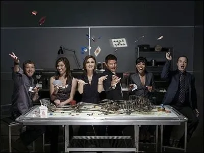 Comment se prnomment les deux acteurs principaux de la srie Bones ?