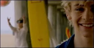 Dans le clip  Heard it on the radio  de Ross Lynch,  quoi Ally joue-t-elle ?