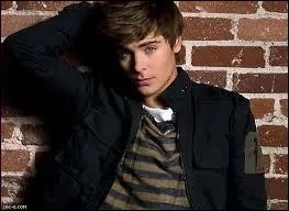 Quelle chanson Troy Bolton chante-t-il dans  High School Musical 2  ?