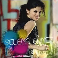 De quelle couleur est le balai de Selena ?