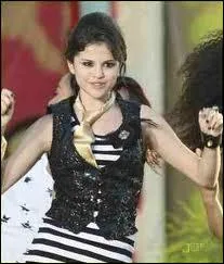 Quelle est la chanson qui passe avant Tell Me Something I Don't Know ?