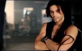 Dans la comdie musicale, il est assez drle. En ralit, il s'appelle Nuno Resende mais dans la comdie, qui joue-t-il ?