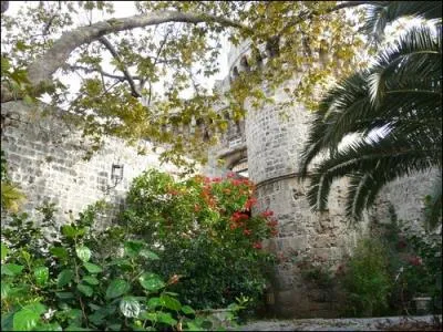 L'une dit  Oh ! que dans Athnes Il fait bon sur le vieux (... ) !