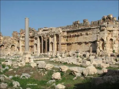 Celle-ci :  J'habite un (... ) Au fronton d'un temple,  Balbeck.