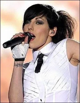  quel ge a-t-elle commenc  jouer de la batterie ?