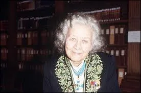 Quelle hellniste a t la premire femme professeur au Collge de France ?