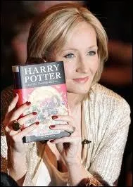 Qu'enseignait JK Rowling tout en crivant le premier tome de la saga Harry Potter ?