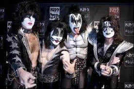 De quel groupe de hard-rock Gene Simmons qui a t prof  Harlem est-il le chanteur et le bassiste ?