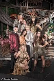 Que se passe-t-il lors de la chanson  Demain comme la veille  ?