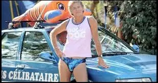 O voit-on Franck Dubosc poser devant cette voiture bleue ?