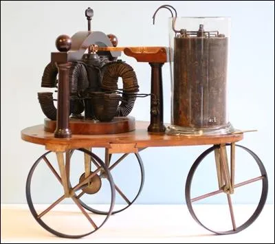  Groningue, aux Pays-Bas, Sibrandus Stratingh met au point la toute premire voiture lectrique exprimentale  chelle rduite :