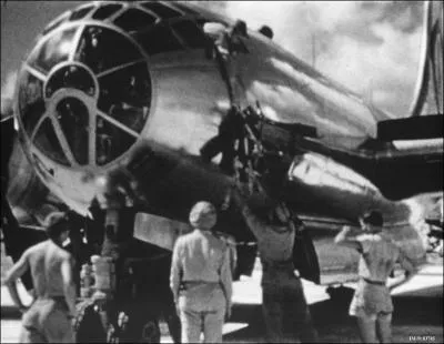 Le 6 mai 1945, un bombardier amricain larguait une bombe nuclaire sur Hiroshima. Retrouvez les noms du Boeing B-29 et de la bombe :
