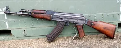 Le cot trs faible de la Kalachnikov, sa robustesse, sa fiabilit et sa grande facilit d'entretien l'ont rendue extrmement populaire. Sous quel autre nom est-elle connue ?