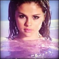 Elle est d'origine mexicaine, par sa mre, et italienne par son pre.